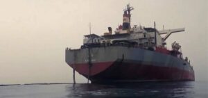 النفط يتفاعل مع ضربات الحوثيين وشركات النقل توقف عملها في البحر الاحمر