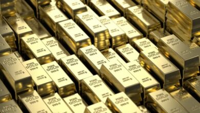 الذهب يتراجع مع انتظار المتداولين